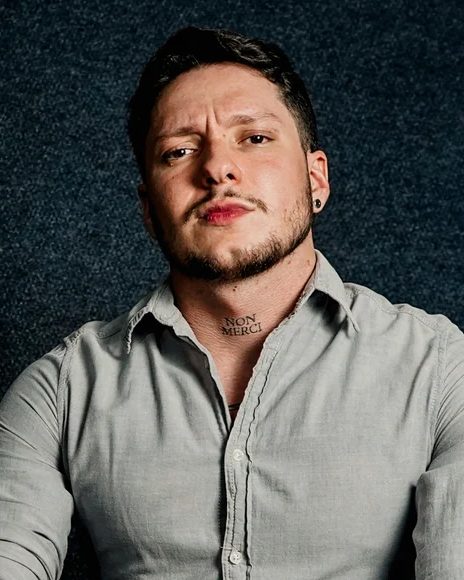 Lucas Leite, de camisa clara, sobre fundo escuro