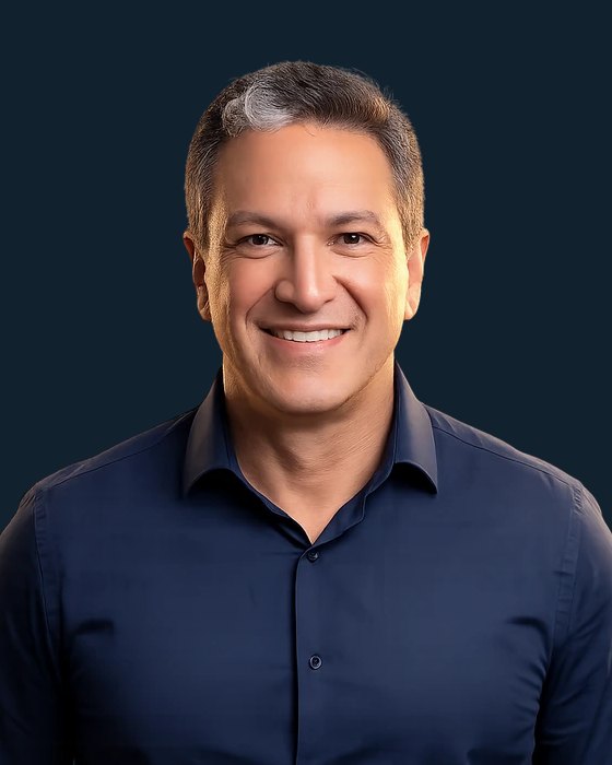 Sérgio Leite, de camisa azul-marinho, sorrindo